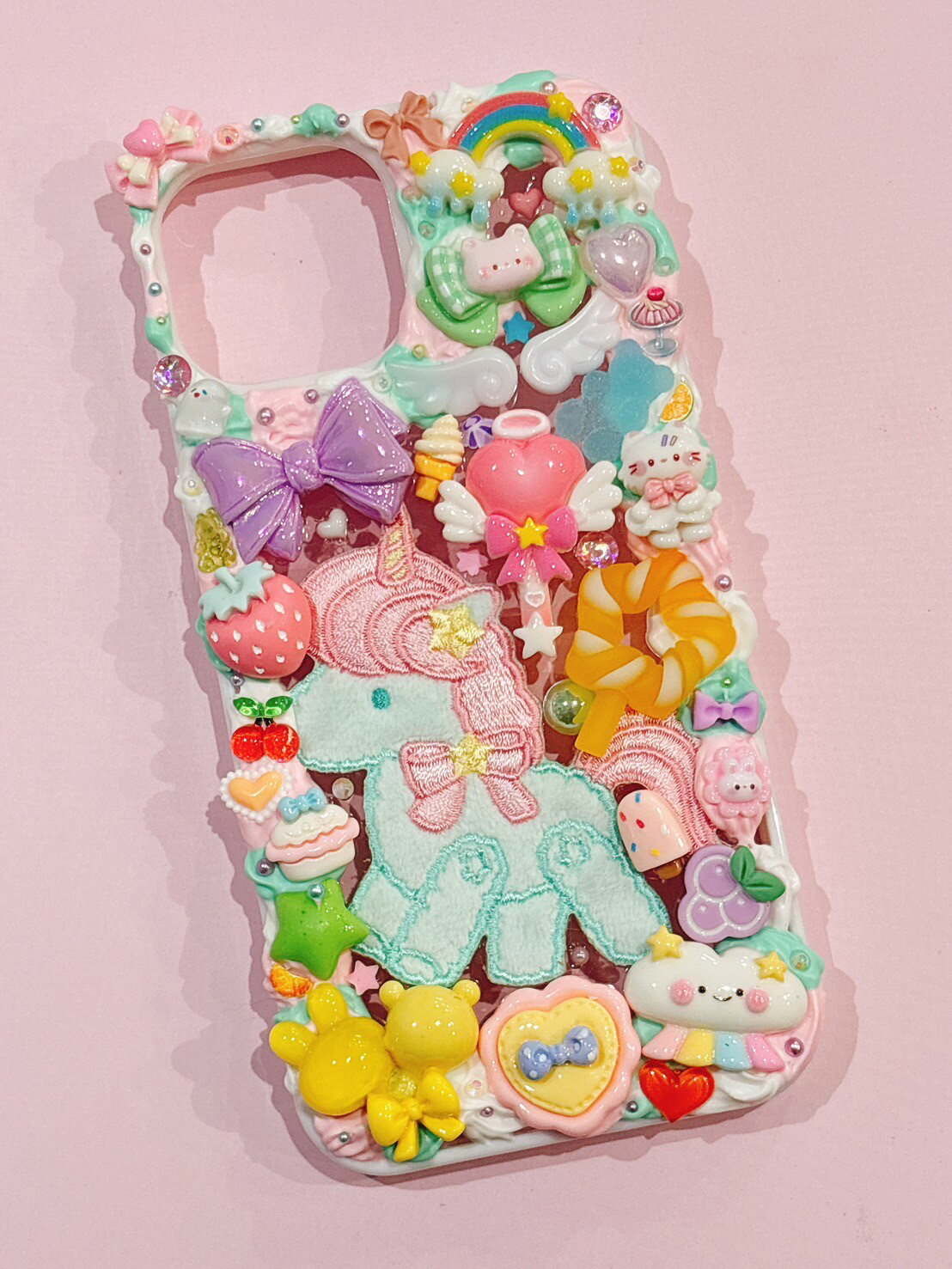 Rakuten - 【スマホケース】　iPhone15　デコ　ホイップ　ユニコーン　ワッペン　リボン　ねこ　白　カラフル　デコスマホケース　送料無料　アイフォン　かわいい　おしゃれ　ファンシー　個性的　目立つ　ハンドメイド
