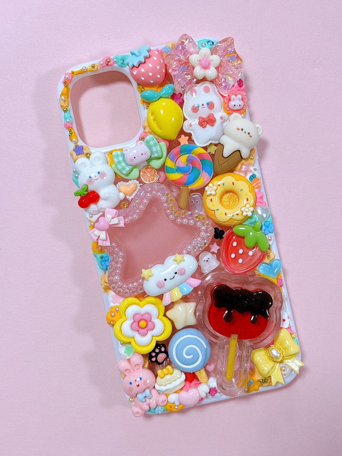 Rakuten - 【スマホケース】　iPhone11　デコ　ホイップ　レジン うさぎ　リボン　星　白　デコスマホケース　送料無料　アイフォン　かわいい　おしゃれ　個性的　目立つ　ハンドメイド