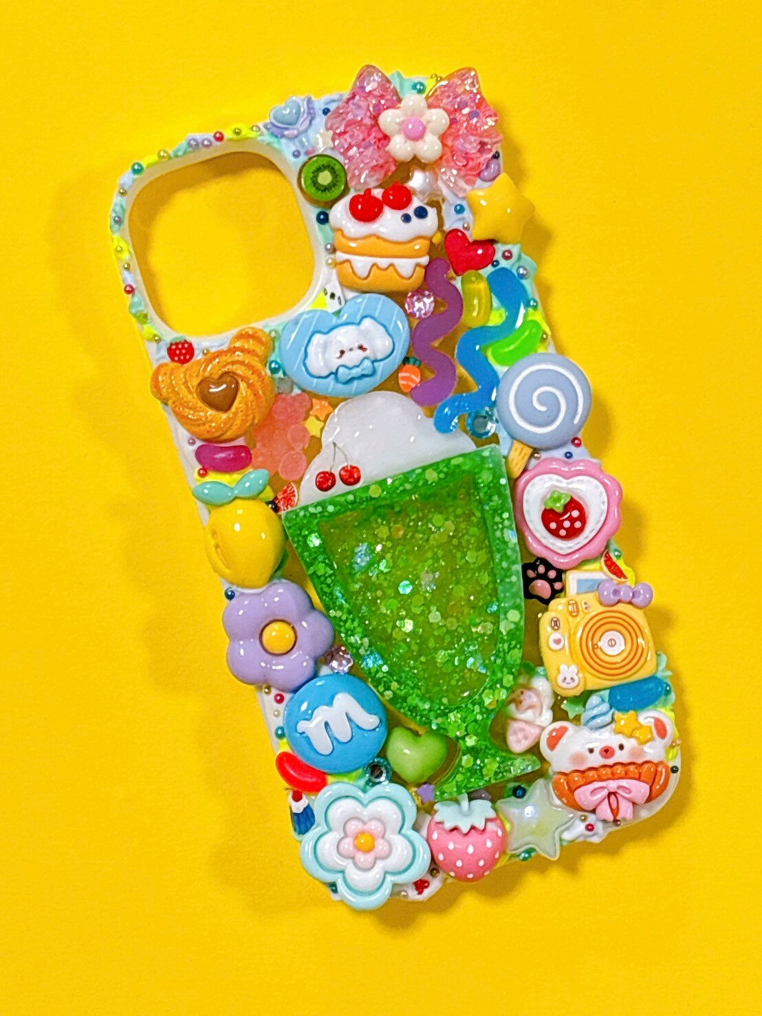Rakuten - 【スマホケース】　iPhone14　デコ　ホイップ　レジン　いぬ　くま　リボン　メロンソーダ　白　デコスマホケース　送料無料　アイフォン　かわいい　おしゃれ　個性的　目立つ　ハンドメイド