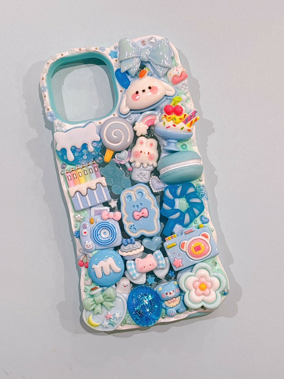 Rakuten - 【スマホケース】　iPhone14　デコ　ホイップ　いぬ　うさぎ　動物　リボン　マカロン　カメラ　水色　デコスマホケース　送料無料　アイフォン　かわいい　おしゃれ　個性的　目立つ　ハンドメイド