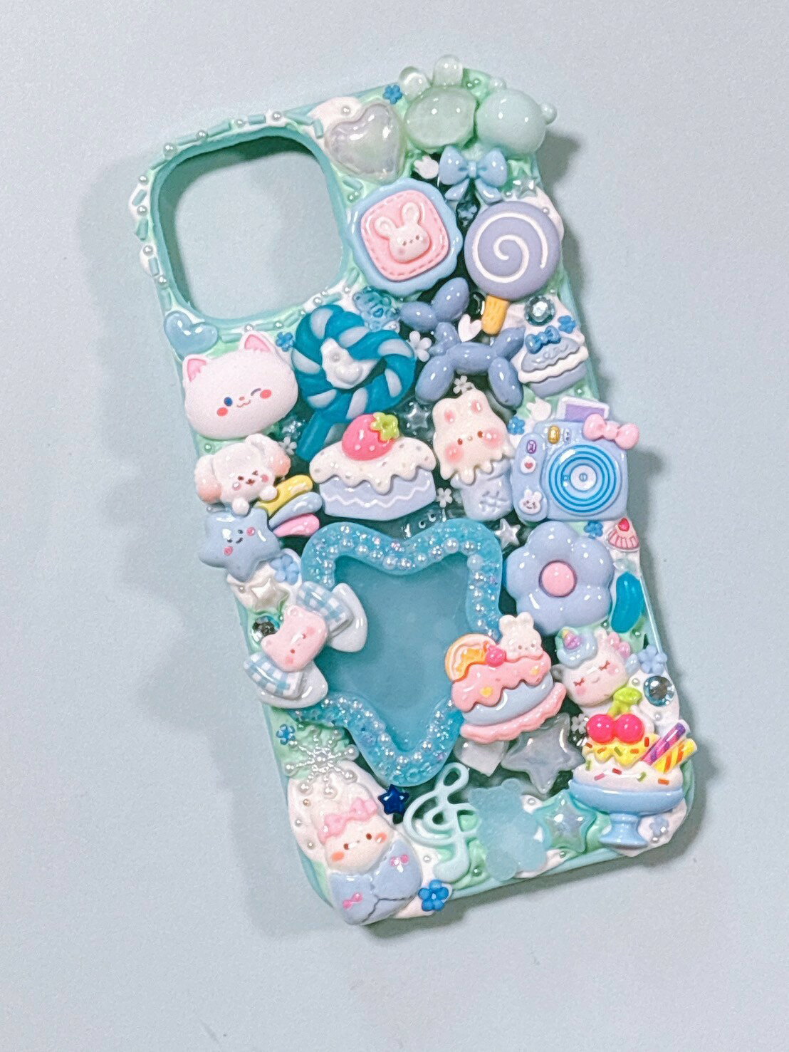 Rakuten - 【スマホケース】　iPhone13　デコ　ホイップ　レジン　うさぎ　ねこ　ハート　星　水色　デコスマホケース　送料無料　アイフォン　かわいい　おしゃれ　ファンシー　個性的　目立つ　ハンドメイド