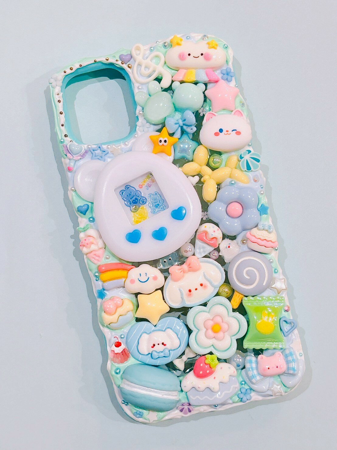 Rakuten - 【スマホケース】　iPhone11　デコ　ホイップ　レジン　いぬ　ねこ　たまごっち風　水色　 ターコイズカラー　デコスマホケース　送料無料　アイフォン　かわいい　おしゃれ　ファンシー　個性的　目立つ　ハンドメイド