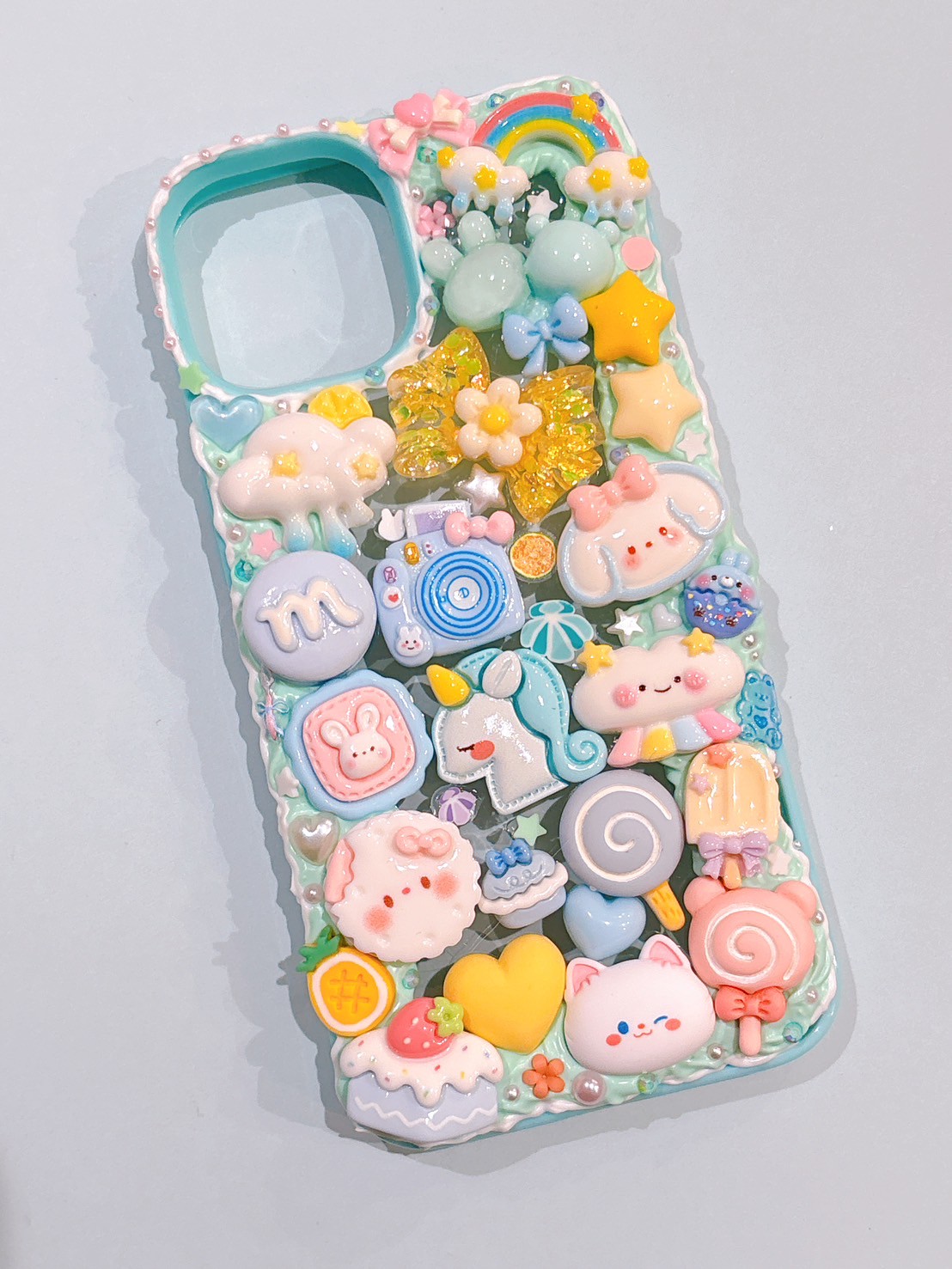 Rakuten - 【スマホケース】　iPhone14　デコ　ホイップ　いぬ　ねこ　リボン　星　水色　ターコイズカラー　デコスマホケース　送料無料　アイフォン　かわいい　おしゃれ　ファンシー　個性的　目立つ　ハンドメイド