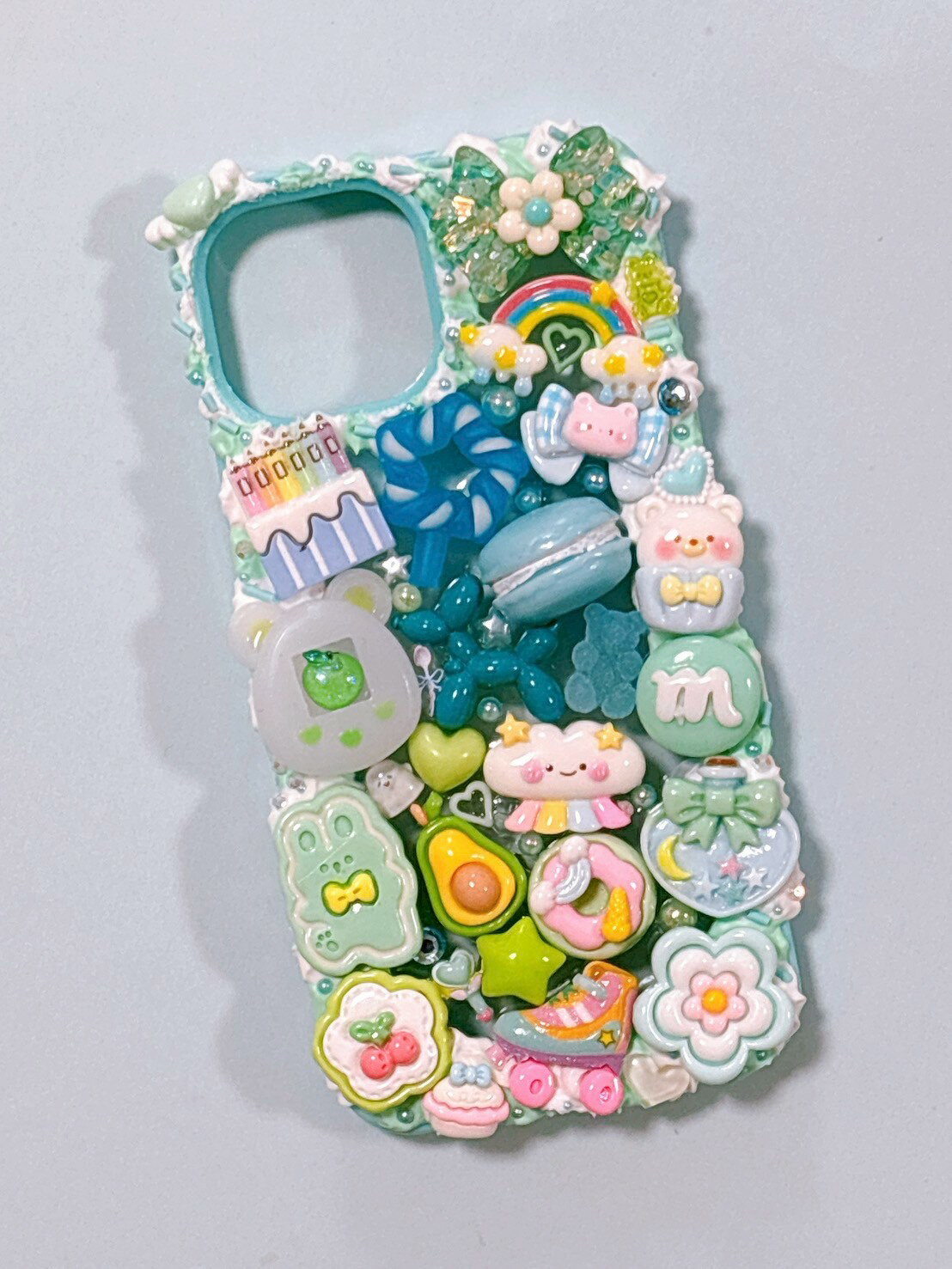 Rakuten - 【スマホケース】　iPhone15　デコ　ホイップ　レジン　リボン　うさぎ　くま　水色　 緑　ターコイズカラー　デコスマホケース　送料無料　アイフォン　かわいい　おしゃれ　ファンシー　カラフル　個性的　目立つ　ハンドメイド