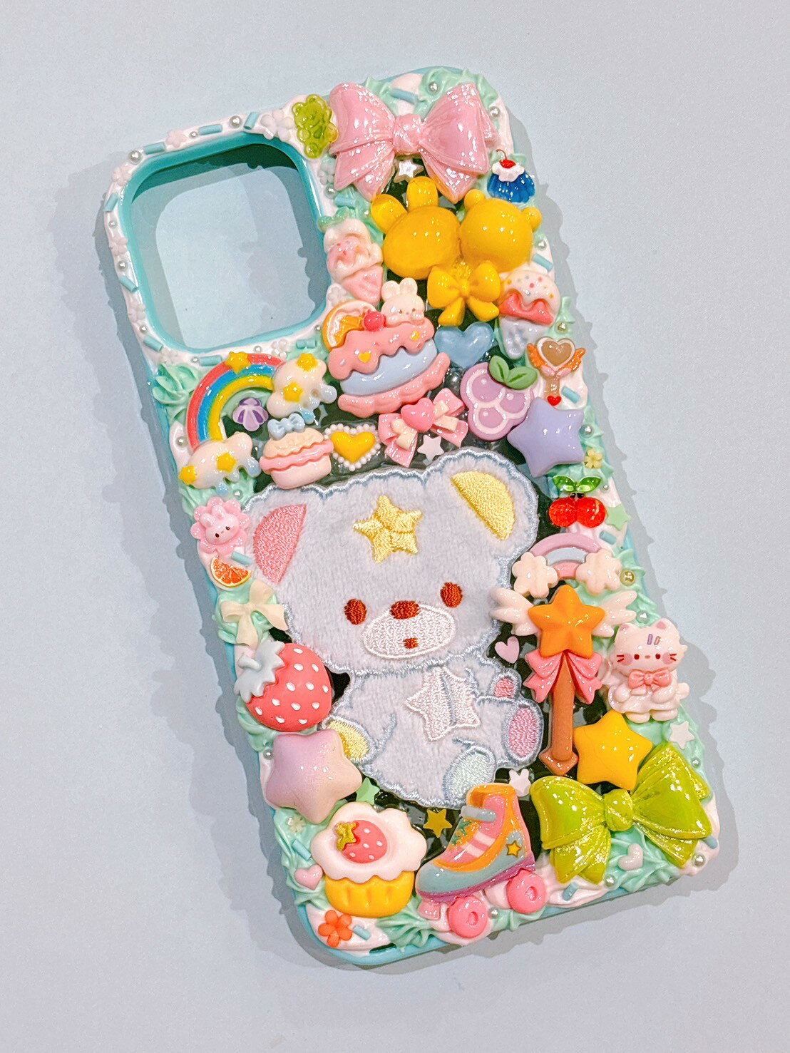 Rakuten - 【スマホケース】　iPhone12　デコ　ホイップ　くまワッペン　ねこ　星　リボン　水色　緑　ターコイズカラー　カラフル　デコスマホケース　送料無料　アイフォン　かわいい　おしゃれ　ファンシー　個性的　目立つ　ハンドメイド