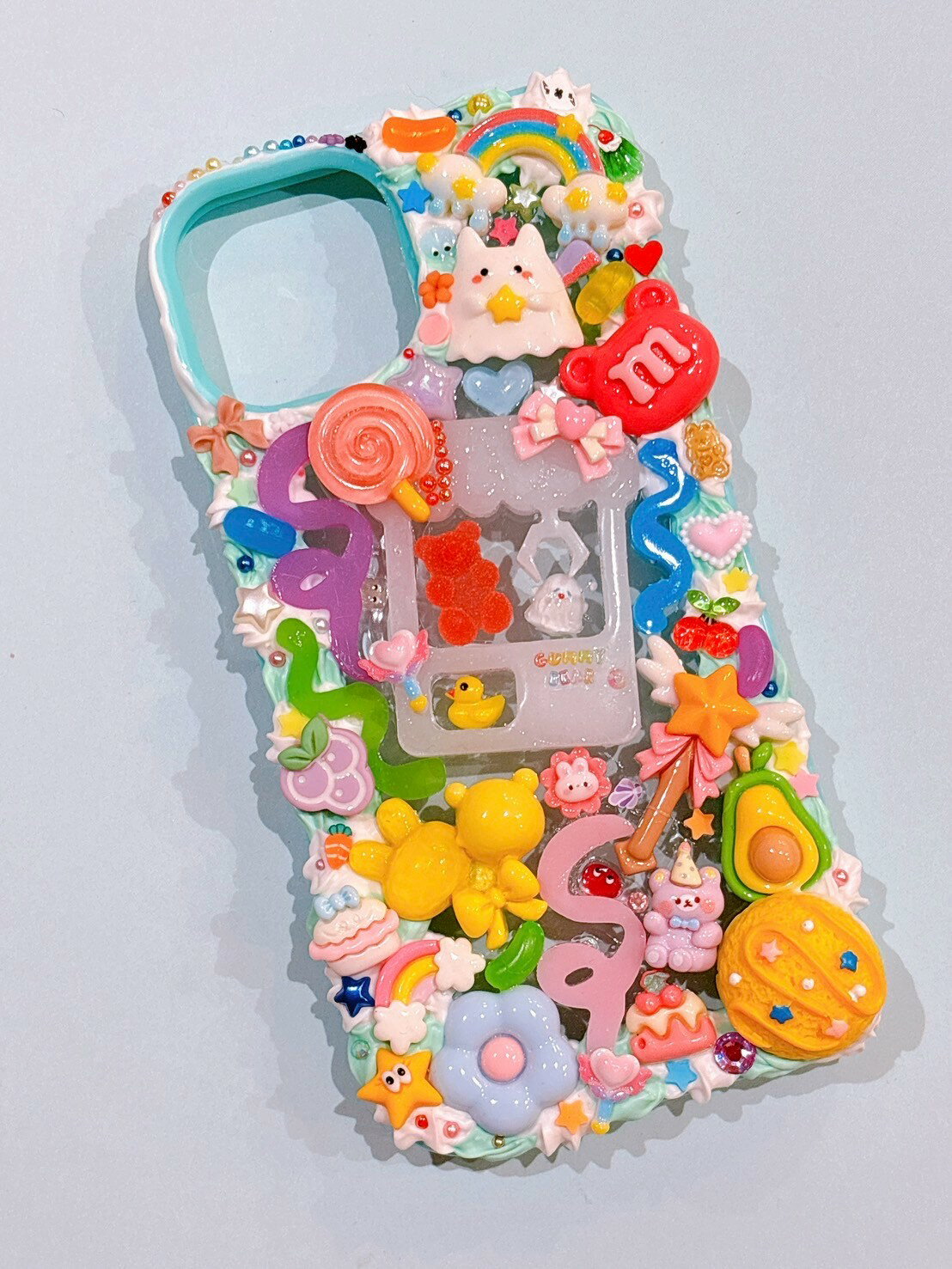 Rakuten - 【スマホケース】　iPhone15　デコ　ホイップ　レジン　くま　ufoキャッチャー　水色　 緑　ターコイズカラー　カラフル　デコスマホケース　送料無料　アイフォン　かわいい　おしゃれ　ファンシー　個性的　目立つ　ハンドメイド