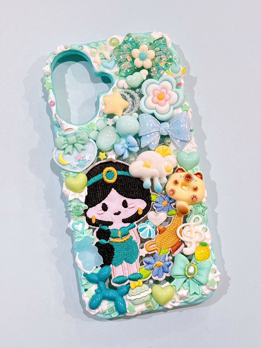 Rakuten - 【スマホケース】　iPhone16　デコ　ホイップ　ジャスミン　プリンセス　ワッペン　ねこ　リボン　緑　 水色　ターコイズカラー　デコスマホケース　送料無料　アイフォン　かわいい　おしゃれ　ファンシー　個性的　目立つ　ハンドメイド