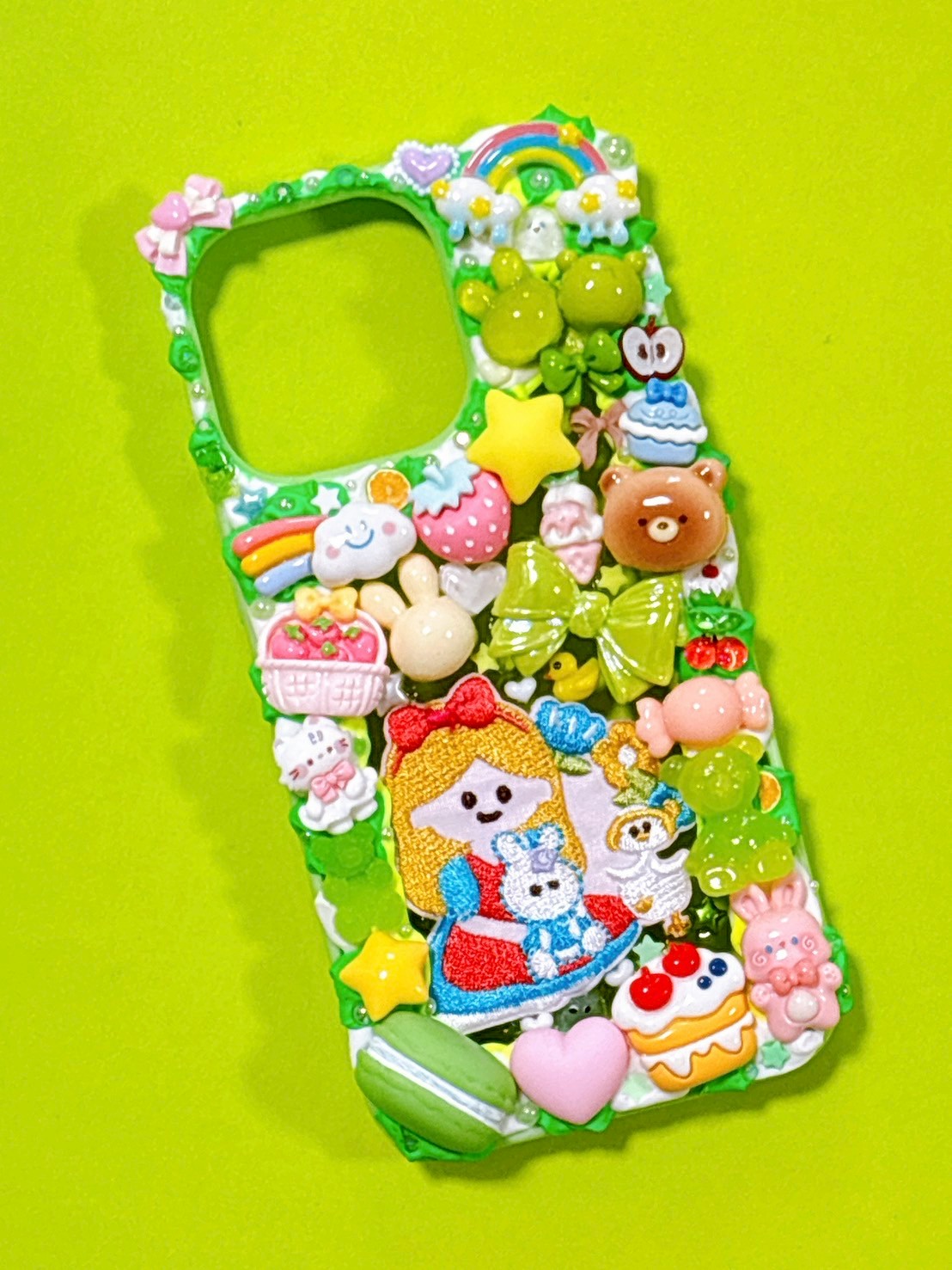 Rakuten - 【スマホケース】　iPhone13pro　デコ　ホイップ　不思議の国のアリス　アリス　プリンセス　ワッペン　うさぎ　ねこ　くま　ハート　黄緑　緑　ターコイズカラー　デコスマホケース　送料無料　アイフォン　かわいい　おしゃれ　ファンシー　個性的　目立つ　ハンドメイド