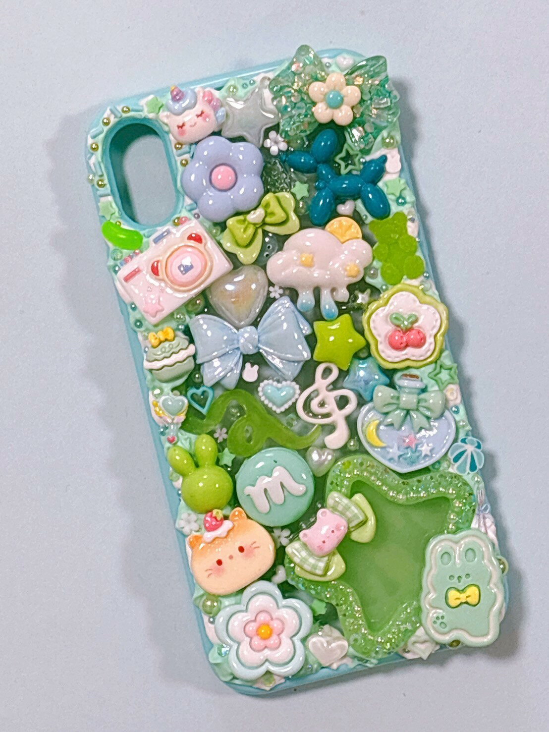 Rakuten - 【スマホケース】　iPhoneXR　デコ　ホイップ　レジン　うさぎ　ねこ　ハート　星　緑　水色　ターコイズカラー　デコスマホケース　送料無料　アイフォン　かわいい　おしゃれ　個性的　目立つ　ハンドメイド