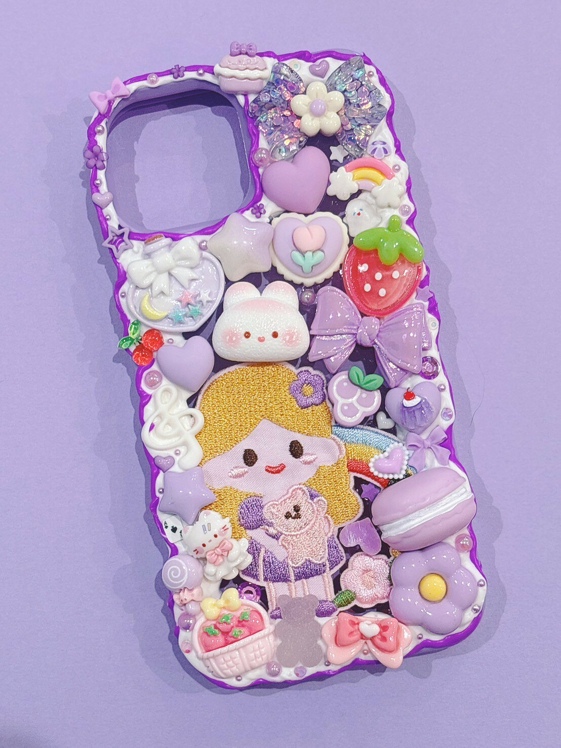 Rakuten - 【スマホケース】　iPhone15　デコ　ホイップ　女の子　プリンセス　ワッペン　うさぎ　ねこ　ハート　リボン　いちご　紫　デコスマホケース　送料無料　アイフォン　かわいい　おしゃれ　派手　個性的　目立つ　ハンドメイド