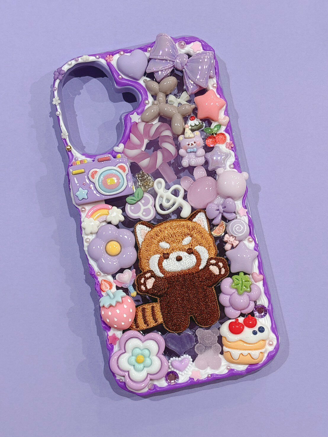 Rakuten - 【スマホケース】　iPhone16　デコ　ホイップ　レッサーパンダ　ワッペン　くま　リボン　紫　デコスマホケース　送料無料　アイフォン　かわいい　おしゃれ　派手　個性的　目立つ　ハンドメイド