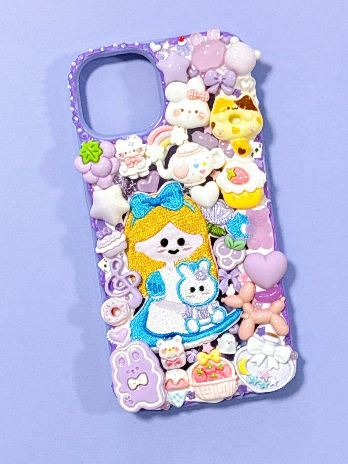 Rakuten - 【スマホケース】　iPhone13　デコ　ホイップ　不思議の国のアリス　アリス　プリンセス　ワッペン　うさぎ　ねこ　ハート　紫　カラフル　デコスマホケース　送料無料　アイフォン　かわいい　おしゃれ　派手　個性的　目立つ　ハンドメイド