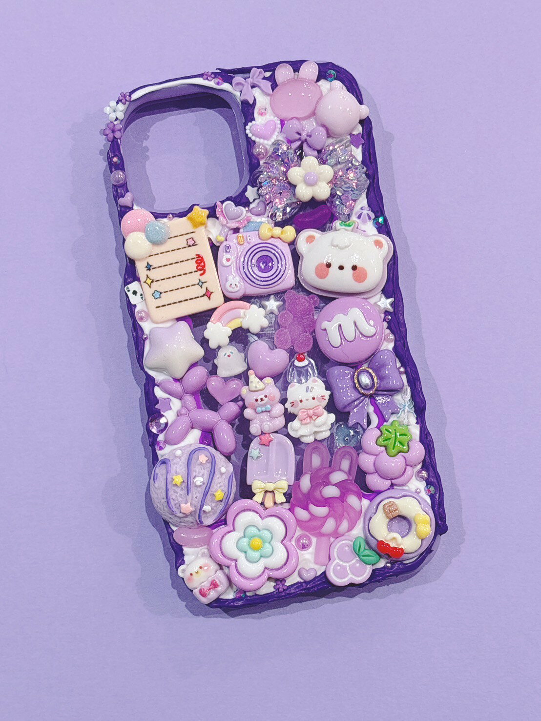 Rakuten - ※アウトレット品※　【スマホケース】　iPhone15　デコ　ホイップ　くま　ねこ　星　リボン　紫　デコスマホケース　送料無料　アイフォン　かわいい　おしゃれ　派手　個性的　目立つ　ハンドメイド