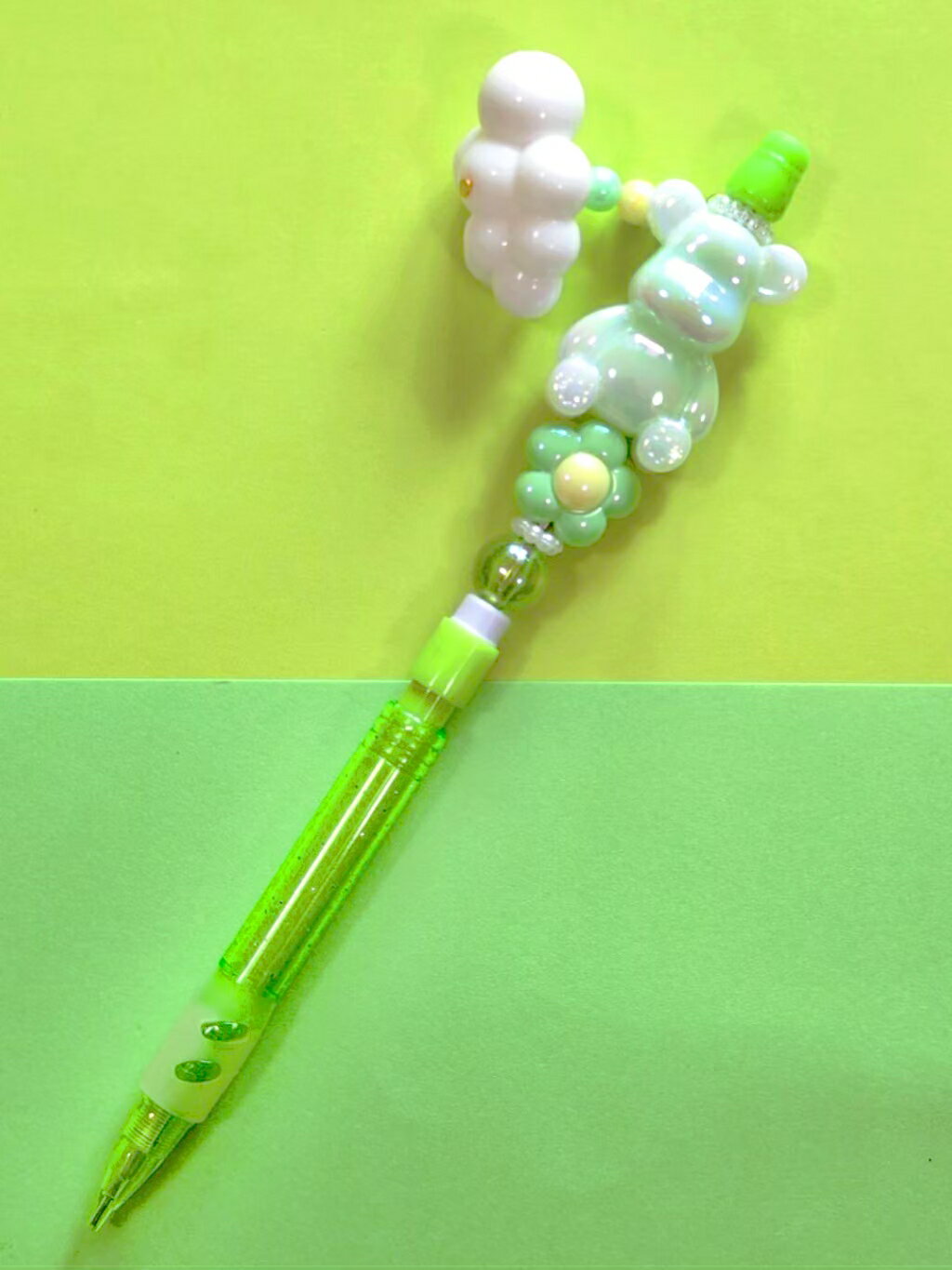 Rakuten - 【シャーペン】　緑　グリーン　くま　花　雲　ビーズ　レジン　チャーム付き　カスタムペン　1本バラ売り　プレゼント　デコペン　送料無料　かわいい　おしゃれ　個性的　目立つ　ハンドメイド