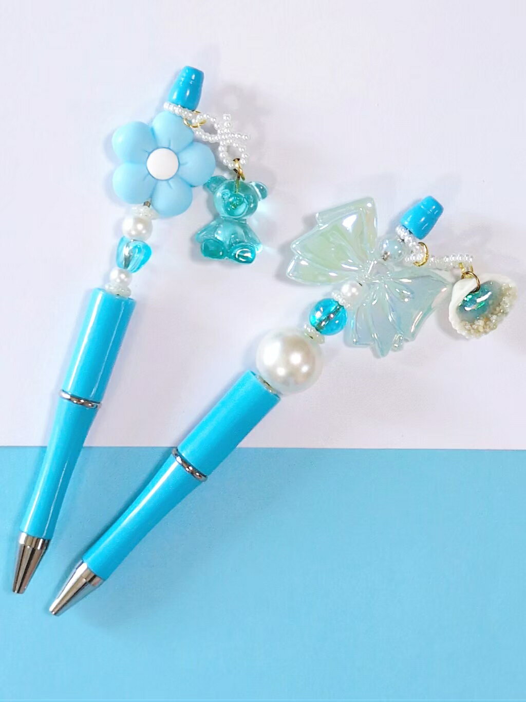 商品情報素材〈インクカラー〉黒インク〈樹脂〉※海外製品の為、多少塗装の雑な面がございます。※画像につきましては、なるべく実際のカラーに近づくよう撮影しておりますが、若干誤差が生じております。サイズ＜サイズ目安＞ ボールペン全長 … 約16cm ビーズチャーム … 約6cm ※だいたいのサイズですお取り扱いについて＜もしパーツが外れてしまった場合は＞ パーツに大きな負荷がかかると、パーツが取れてしまう場合があります。 （商品ご到着時に壊れていた場合はお問い合わせください）注意事項モニターの発色により、実際の商品とお色味等が異なる場合があります【ボールペン】　　水色　花　リボン　くま　雲　貝　ビーズ　チャーム付き　カスタムペン　1本バラ売り　プレゼント　デコペン　送料無料　かわいい　おしゃれ　個性的　目立つ　ハンドメイド 存在感バツグン！可愛いビーズのボールペンにチャーム付きが登場デザインにこだわった、おしゃれなアイテムに仕上げました！ 雑貨としてデスクを彩るアイテムとしても◎ 5