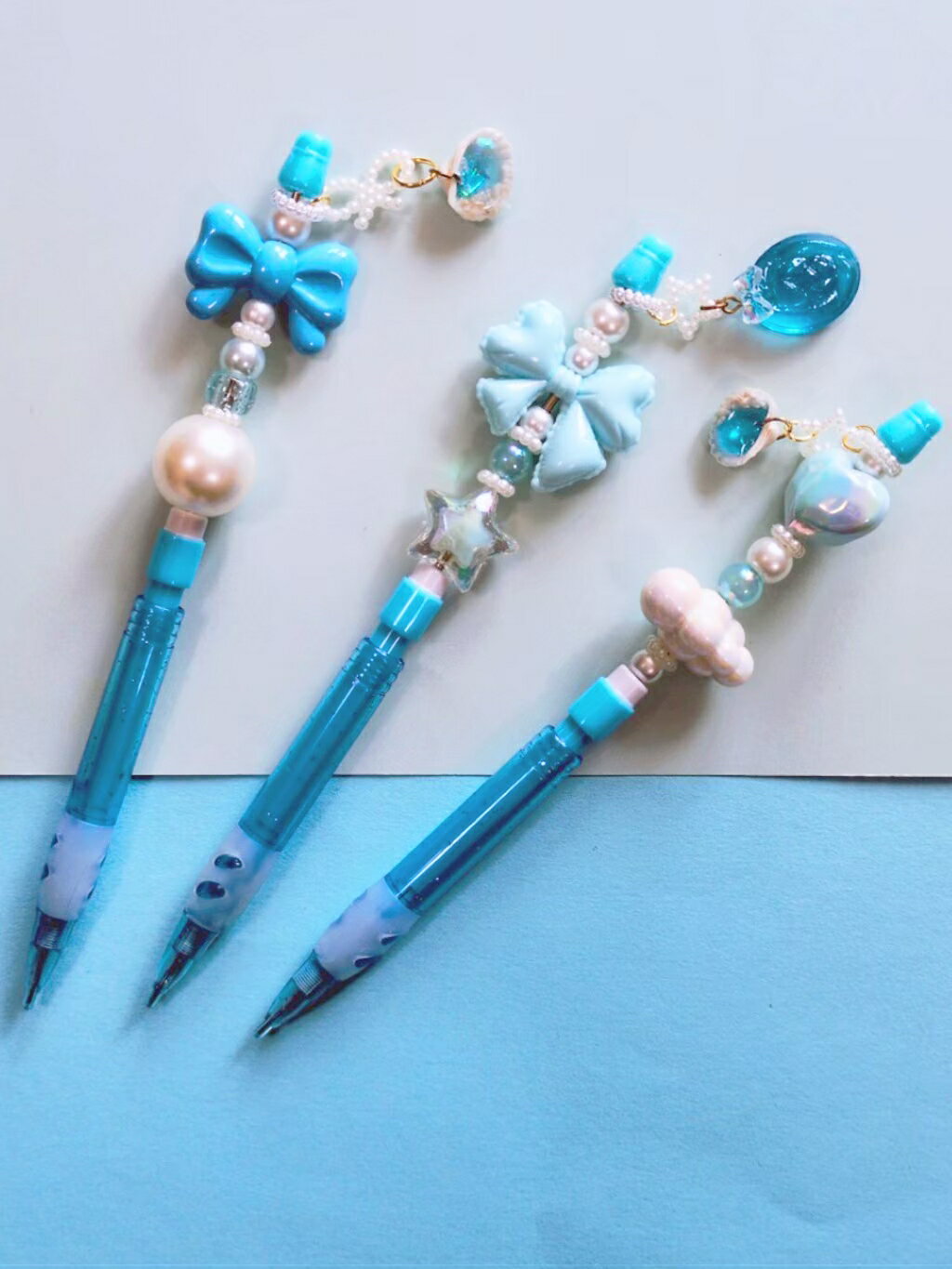 Rakuten - 【シャーペン】　水色　リボン　雲　星　貝　ドロップ　ビーズ　レジン　チャーム付き　カスタムペン　1本バラ売り　プレゼント　デコペン　送料無料　かわいい　おしゃれ　個性的　目立つ　ハンドメイド