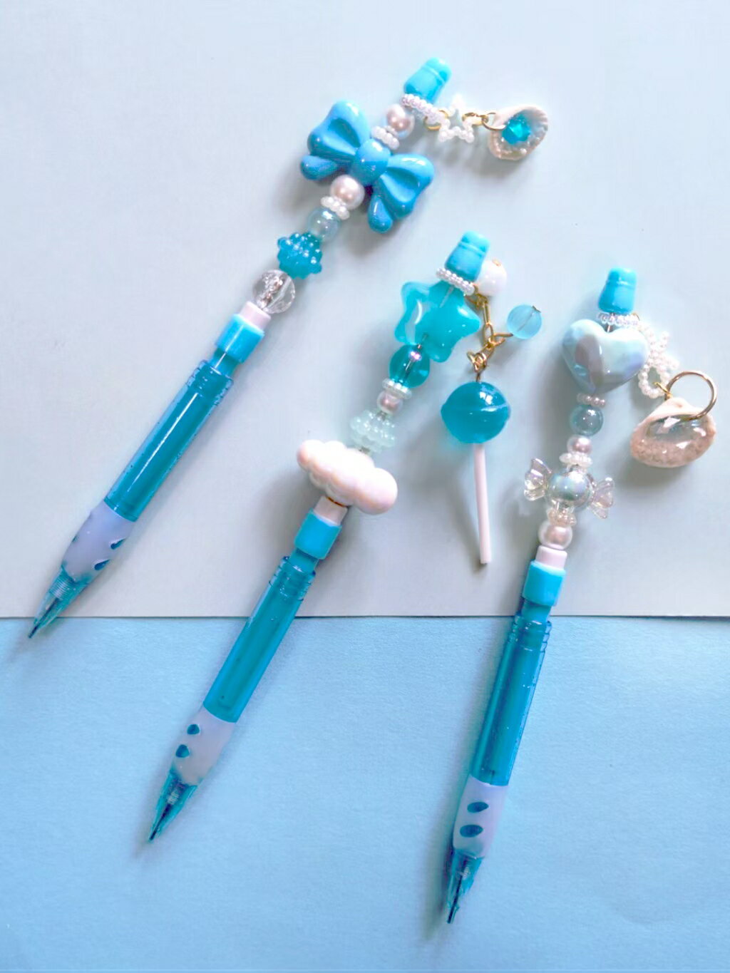 Rakuten - 【シャーペン】　　水色　リボン　雲　花　貝　星　ドロップ　ハート　ビーズ　レジン　チャーム付き　カスタムペン　1本バラ売り　プレゼント　デコペン　送料無料　かわいい　おしゃれ　個性的　目立つ　ハンドメイド