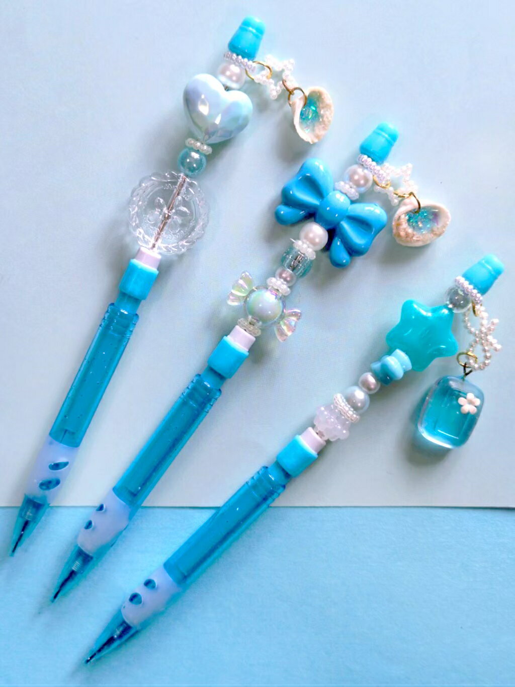 Rakuten - 【シャーペン】　　水色　リボン　雲　花　貝　星　ドロップ　ハート　ビーズ　レジン　チャーム付き　カスタムペン　1本バラ売り　プレゼント　デコペン　送料無料　かわいい　おしゃれ　個性的　目立つ　ハンドメイド