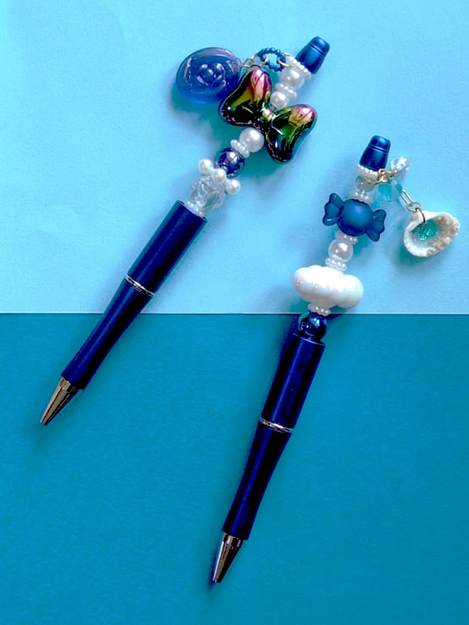 【ボールペン】 青 ブルー リボン ドロップ 雲 貝 ビーズ チャーム付き カスタムペン 1本バラ売り プレゼント デコペン 送料無料 かわいい おしゃれ 個性的 目立つ ハンドメイド