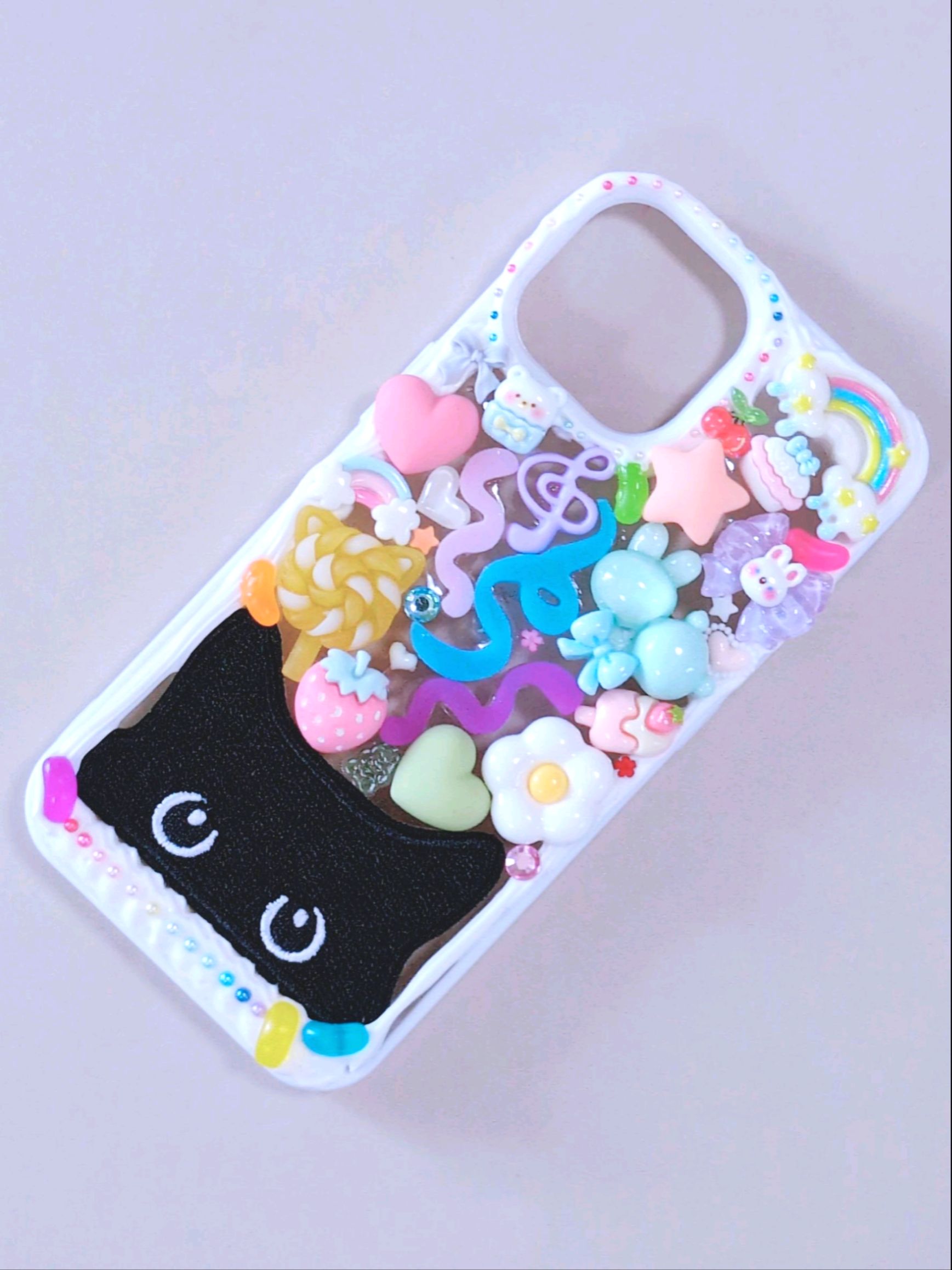 Rakuten - 【スマホケース】　iPhone15　デコ　ホイップ　黒ねこ　ワッペン　リボン　くま　ハート　白　カラフル　デコスマホケース　送料無料　アイフォン　かわいい　おしゃれ　個性的　目立つ　ハンドメイド