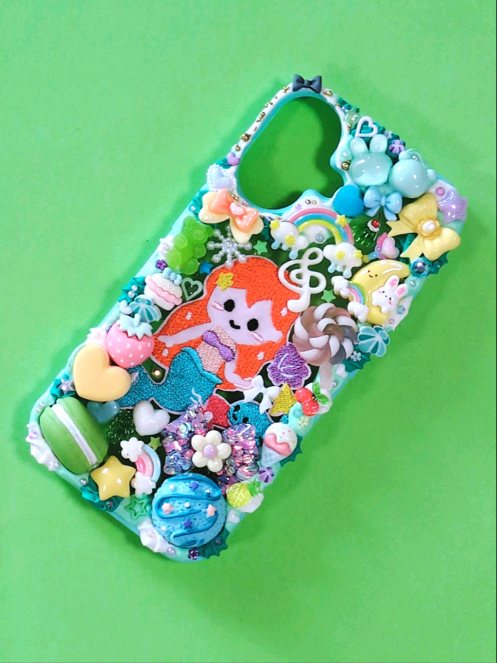 Rakuten - 【スマホケース】　iPhone16　デコ　ホイップ　人魚姫　プリンセス　ワッペン　 リボン　緑　水色　ターコイズカラー　デコスマホケース　送料無料　アイフォン　かわいい　おしゃれ　個性的　目立つ　ハンドメイド