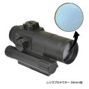 ※こちらの商品はラッピング不可となっております。 Aimpoint M4およびM4sタイプのドットサイトに対応した、34mm径のレンズプロテクターです。 材質：ポリカーボネイト 厚さ：2mm 対応サイズ：34mm径 対応確認済商品（一例） ノーベルアームズ：COMBAT M4、SURE HIT M4s 「エイムポイントM4タイプのドットサイト」は数多く存在しますが、多くの製品にはキルフラッシュが付属しています。 レンズの保護だけでなく反射も防いでくれる便利なアイテムなのでレンズプロテクターの出番はないかとも思ったのですが、 思いの外「M4ドットサイト用のプロテクターも欲しい！」というご要望をいただきましたので、このたび新たにラインナップに加えました。 対物レンズ側のフード内に挿入する形式ですので、外観を損ねません。キルフラッシュの併用も可能です。 レール取り付けタイプのレンズプロテクターでは守れない、サイドスイング式のマグニファイアのレンズをBB弾の被弾から守ります。 より確実を期したい場合には接着剤（黒色のものが目立たなくて良いです）を使用すると良いでしょう。 【ご購入前にお読み下さい】 ※取り付ける個体やメーカーなどによって、組込みに加工が必要になる場合があります。 ご自身で組み込む自信のない方はご購入をお控えください。 レーザーで加工していますので、切断面が茶色く変色しています。 ですが、保護フィルムを剥がすと使用面はきれいな透明ですのでご安心ください。 これらの事象を製品仕様としてご理解いただける方のみご購入下さい。 ※こちらのページは「レンズプロテクター」の販売ページです。 画像は組込みイメージです。 スコープやフリップアップ式キャップ等は付属しません。