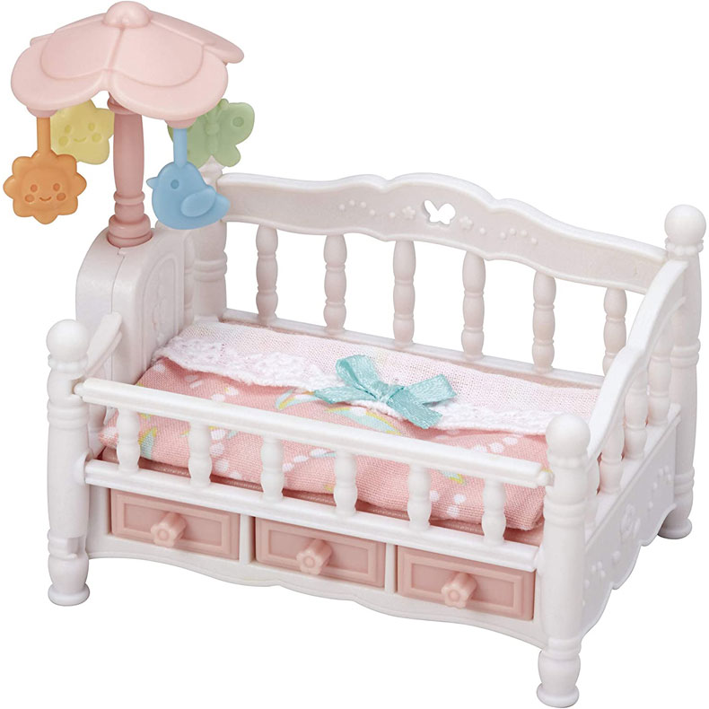 みつごちゃん（ちいさい赤ちゃん）が並んで寝られるかわいいベビーベッドです。 ベッドの横についているお花のダイヤルを回すとメリーがくるくる回り、みつごちゃんをあやすことができます。 フットボードを下ろすと赤ちゃん用のベンチになります。 セット...