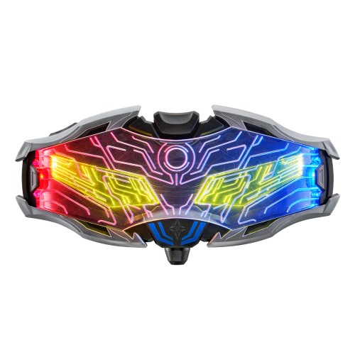 60年分の光をその目に！ ウルトラマンシリーズ60周年を記念したアイテム「DXウルトライズアイ」が登場！ LEDが4個内蔵されており、本体が10色に光り輝きます。 ウルトラマンゼロの新たなる姿、「ウルトラマンゼロコスモライズ」を含む、ウルトラマンゼロ各形態への変身と、付属の「コスモレコードウォール」をスキャンして歴代ヒーローを召喚！全ての「コスモレコード」と完全連動しており、コードをスキャンすることで、固有のサウンドとLED発光が楽しめます。 セット内容： ウルトライズアイ本体×1、ウルトライズブレスレット×1、コスモレコードウォール×1 (本商品のセット内容以外は付属しません。) メーカー：バンダイ 発売日：2026/7 対象年齢：3歳 電池：単4電池×3本（別売）