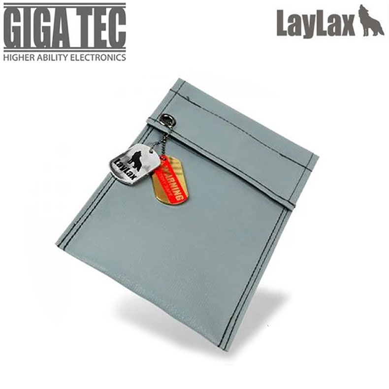 ※こちらの商品はラッピング不可となっております。 LayLax ライラクス GIGA TEC ギガテック EVOリポ セーフティバッグ Sサイズ このアイテムはリポバッテリーを充電・保管する際、不意な破損や火災、事故を最小限に抑えるものであり、完全な保護を約束するものではありません! ご使用の際には注意して、お取り扱いください。 素材と製造品質を追求し高い耐火性能を実現! 耐熱温度は約280℃ 引火点は約500℃ 耐熱溶解性&破裂耐性に優れた特殊コーティング&超耐火クロス素材を採用! 素材生地から縫製までオールジャパンの信頼性! 仕様: 耐熱温度/約280℃ 引火点/約500℃ サイズ: Sサイズ/238mm×150mm 付属: 金属製オリジナルドッグタグ×2種 日本製 充電時の使用方法: ・充電するリチウムポリマーバッテリーだけを当バッグにいれ、入り口のサイドの切れ込み部分からバランスコードや出力配線を出してください。 ・配線やバランスコードが短い物は、延長コードなどを流用して、必ず当バッグの入り口から遠い部分にリチウムポリマーバッテリーを置いてください。 ・ベルクロ部分をしっかり閉じ、確実に固定してください。 ・充電設定を再度確認し、正しい手順で充電を開始してください。 ・充電終了まで、その場から絶対に離れず、充電中はバッテリーの状態を随時確認し、異常な発熱や膨らみ、異臭(甘い香り)が発生していないかチェックしてください。 ・バッテリーに異常がある時は、直ちに充電を中止してください。 ※バッテリー及び充電器は付属しません。