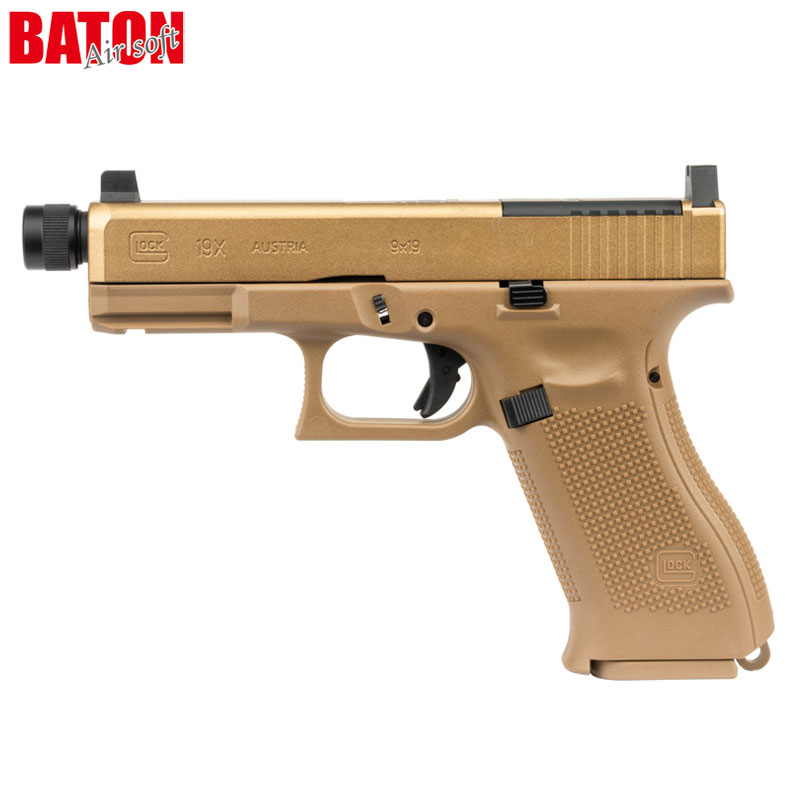 ※こちらの商品はラッピング不可となっております。 [ BATON airsoft ]GLOCK G19X MOS CO2GBB 18歳以上対象 [ BATON airsoft ] GLOCK G19X CO2GBB は、GLOCK社正規ライセンスを取得したCO2ガスブローバックハンドガン。G19Xは19のスライド長で17のマガジンを装着、コンパクトさとファイヤーパワーを両立したクロスオーバーモデル。BATON G19Xはアメリカの銃卸問屋 DAVIDSON'S 限定モデルを再現し、14mm逆ネジスレデッドバレルとMOSを標準装備。CO2ならではの迫力あるブローバックで、寒冷時・ダットサイト装着時も快調な動作を実現。実用性と拡張性を高次元で融合したGLOCK最高峰モデル。 ■ 対応 CO2 カートリッジ : PUFF DINO・BASIKOS CO2 12g カートリッジ ※ 他ブランド CO2 カートリッジは非対応・保証対象外。 ■付属品 : [ BATON airsoft ] GLOCK G17 CO2マガジン TAN [ 装弾数 : 22＋1発 ] 、説明書&パーツリスト、保証書 ・経済産業省認可の製造組合『 JASG 日本エアースポーツガン振興協同組合 』認定CO2ガス銃。樹脂スライド ・三ヶ月ガス漏れ無償修理保証 ■保証・修理について■ お客様からGunsmith BATON 公式ページにアクセスしていただき、メーカー直接対応となります。 保証を受ける際は【保証書】と【購入店のお買い上げ明細書】が必要となります。 ■対象年齢18歳以上の商品です■ ※購入者様へのお届けのみとなっております。 ※代引でお支払いの場合、初回購入の方はお電話でご本人確認をさせて頂きます。