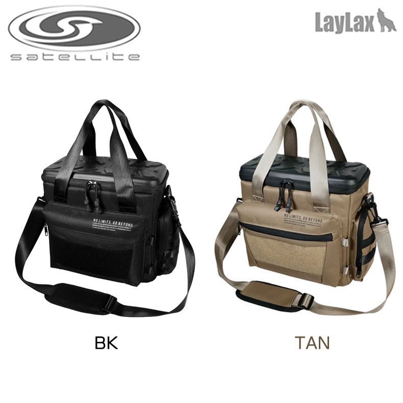 ※こちらの商品はラッピング不可となっております。 LayLax ライラクス マスターレンジバッグ[satellite/サテライト] ハンドガンとプレイグッズをまとめて収納できるピストルバッグ!! 光学機器を搭載した愛銃や、様々なプレイグッズ。フィールドで最高のパフォーマンスを発揮するためには、移動中の「衝撃」からこれらを完璧に守り抜く必要があります。「マスターレンジバッグ」は、ハードケース並みの強固な保護力を、布製ならではの扱いやすさで実現した、まさに「タクティカル・シェル」。精密なギアを愛するすべてのシューターへ贈る、次世代の運搬ソリューションです。 EVA成型による高保護シェル バッグの蓋部分には、衝撃吸収性に優れ、非常に軽量なEVA素材を採用。外部からの不意な衝撃や圧力をソフトに受け止め、大切な愛銃やプレイグッズを傷つけません。セミハード構造の要として、バッグ全体の形状をしっかりと保持します。 箱型ピストルバッグの決定版 ハンドガンと予備マガジン、さらには様々なプレイヤーズグッズをまとめて収納できる、使い勝手に優れた箱型デザイン。散らかりがちな小物を一つに集約し、スマートな運搬を実現します。 インドアゲームの準備をこれ一つに インドアフィールドで必要となる装備一式を網羅的に収納可能。移動時はもちろん、フィールド内での休憩やセッティング時も、このバッグ一つが「移動する司令塔」として機能します。 緻密な収納機能と拡張性 内部はベルクロ調整式仕切りにより自由なレイアウトが可能。さらに蓋裏にはメッシュポケットを配置し、グローブやマーカー、電池や細かいパーツなどを整理して収納できます。また、弊社製の「アームズバックパック」にジャストフィットし、システムとしての運用も可能です。 収納スペース（約270×130×255mm） 無駄を削ぎ落としたミニマルなサイズ設計ながら、収納力は折り紙付き。カスタム済みハンドガンはもちろん、デザートイーグルやソーコム Mk23といった大型ハンドガンまで余裕を持って収納可能です。さらに、内部の仕切りパーツを取り外すことで、スコーピオン Vz.61やマック10などのコンパクトSMGの収納にも対応。あなたの装備構成に合わせて、バッグの空間を自在にカスタマイズできます。 ■サイズ： ・本体：約330×170×290mm ・メインコンパートメント内寸：約270×130×255mm ■重量：約1450g ■付属品： 内部仕切りパーツ×3、マルチホルダー×2、ショルダーベルト×1 ■素材： ・フタ、底：EVA ・本体生地：ポリエステル