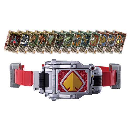 『仮面ライダー剣』より、「DXブレイバックル」がSUPER BESTシリーズに登場。エースのラウズカードをセットしてレバーを引くと、バックル部が180度回転！変身音が鳴る！光る！新たに効果音ボタンを搭載し、ラウズ効果音や必殺技効果音が発動可能！ ラウズカード13枚付き。 セット内容： ブレイバックル一式…1 ラウズカード…13 メーカー：バンダイ 発売日：2026/7 対象年齢：3歳以上 電池：単4乾電池×2本（別売）