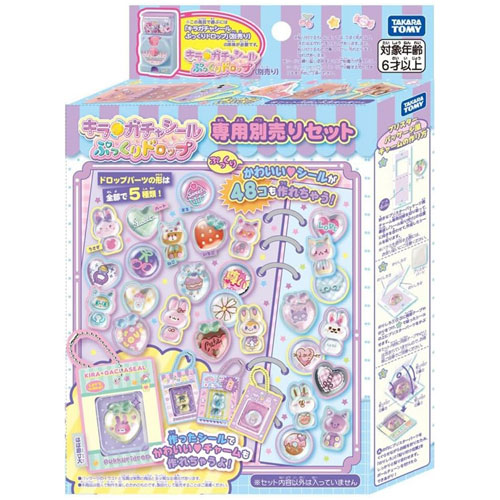 ぷっくりとした立体感のあるシールが48個も手作りできちゃう！ 別売りの「キラ★ガチャシール　ぷっくりドロップ」に、ドロップパーツとシールパーツをセットして ガチャのダイヤルを回すと取り出し口からぷっくりしたかわいいシールが出てくるよ！ 好きなところに貼ったり、お友だちと交換して楽しもう♪ 「キラ★ガチャシール　ぷっくりドロップ」専用のシールが作れる商品です。 ぷっくりとした透明感のあるドロップパーツは丸型、ハート型、いちご型、ねこ型、うさぎ型の5種類！ 好きなところに貼ったり、お友だちと交換して楽しもう♪ さらに、ブリスターパッケージ風のかわいいチャームが作れるパーツとボールチェーンが各4個ついています。 作ったシールをいれたチャームをバッグやポーチにつけてかわいくしちゃおう！ ※この商品で遊ぶためには「キラ★ガチャシール　ぷっくりドロップ（本体）」が必要です。 ※「キラ★ガチャシール　ぷっくりドロップ（本体）」以外の過去商品「キラ★ガチャシール」「キラ★ガチャシールデラックス」「キラ★ガチャシール ラメジュエル」では遊べません。 ※「ガチャ」「GACHA」は株式会社タカラトミーアーツの日本国登録商標です。 セット内容： ドロップパーツランナーA（まる）(1)、ドロップパーツランナーB（ハート、いちご）(1)、ドロップパーツランナーC（ねこ、うさぎ）(1)、専用シールシート(1)、ブリスターパッケージ風チャーム専用台紙(1)、ブリスターパーツ(4)、ボールチェーン(4) メーカー：タカラトミー 発売日：2026/8 対象年齢：6歳以上