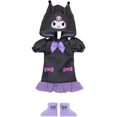 クロミのルームウェアとルームシューズのセットです。 かわいいフードをかぶれば、クロミになりきれるパープル×ブラックのルームウェア。クロミのプリントが入ったふわふわのルームシューズと合わせれば、おうち時間がクールで楽しいひとときに。クロミ気分を楽しめるドレスセットです。 セット内容： ドレス(1)、クツ(1) ※人形は別売りです。 メーカー：タカラトミー 発売日：2026/6 対象年齢：3歳以上