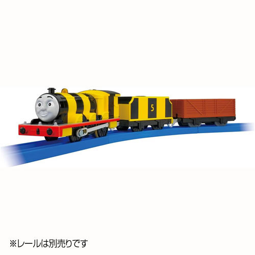 きかんしゃトーマスの大人気キャラクター「ジェームス」のプラレールが3両編成で登場！ 黄色と黒の縞の蜂のように、塗り替えられてしまったジェームスだよ。 ■3両編成でそれぞれ連結、切り離しが可能 ■1スピード・スイッチOFFで手転がし遊びが可能 ※レールは付属しません。 セット内容：ジェームス（動力車）(1)、炭水車(1)、貨車(1) メーカー：タカラトミー 発売日：2026/10 対象年齢：3歳以上 電池：単3形アルカリ乾電池×1(別売)