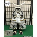 甲冑師 翠鳳作 仁 -jin- 伊達弦月鎧飾り 白 収納式 鎧飾り 10号 鎧単品 おおよそのサイズ： 飾りつけ時/間口40cm×奥行44cm×高さ75cm 収納時/幅41cm×奥行31.5cm×高さ29.3cm（櫃サイズ） ◆お支払方法に関して こちらの商品は代引き不可となっております。 ◆お祝い包装・のしについて お正月用品　雛人形、五月人形などのお祝い品の場合、包装 ・ のし付けのサービスも行っております。 ◆その他ご注意　 商品イメージは極力商品本来の色が出るよう注意していますが、若干の違いが出ることがあります。 ※画像は飾りつけイメージです。 鎧飾り以外のものは付属しません。 セットの商品をお求めの方はこちら