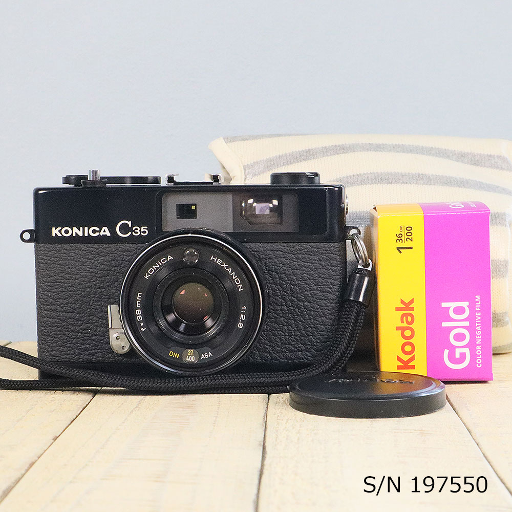 【整備済】【保証付 】 コニカ KONICA C35 ブラック S/N 197550（ケース フイルム付セット） フィルムカメラ フイルムカメラ 【中古】