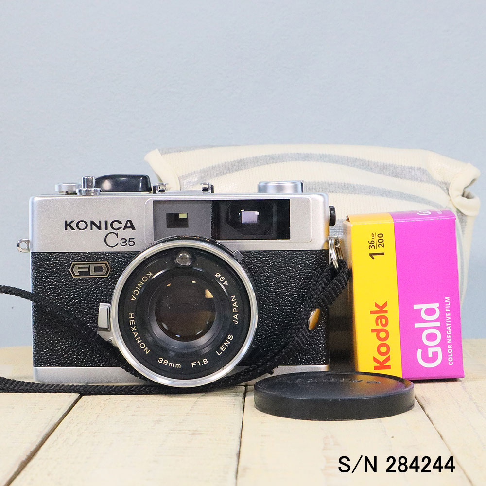【整備済】【保証付 】 コニカ KONICA C35 FD S/N 284244（ケース フイルム付セット） フィルムカメラ フイルムカメラ 【中古】