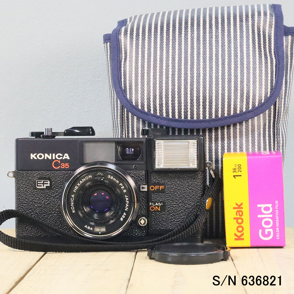 [KONICA C35 EF] 昭和レトロなフィルムカメラです。 ○KONICA C35 EFについて○ KONICA C35 EFは1974年にコニカというメーカーから発売されたフィルムカメラです。 (コニカは、かつて存在した日本のカメラメーカーです) 大ヒットしたKONICA C35シリーズに世界初のストロボを内蔵したコンパクトカメラです。(諸説あり) ストロボを使う時にはストロボがポップアップする機構は、その後のカメラのスタンダードになりました。 ※ストロボとフラッシュは同じ意味ですが、このカメラの説明書にはストロボと書いてあるのでストロボと表記します。 このカメラの愛称は「ピッカリコニカ」。 暗い場所でも失敗しないで写真が撮れるので大人気になったカメラです。 レンズはHexanon(ヘキサノン) 38mm F2.8というとっても写りが良い単焦点レンズが付いていて、撮れる写真はたいへんきれいです。 露出の制御はプログラムAEですので、シャッター速度と絞りの知識がなくてもシャッターを押すだけできれいな写真が撮れます。 ○特徴○ ・レトロでかわいい外観！！！ ・プログラムAEの自動露出制御。 ・暗い場所でもストロボを使って撮影できる。 ・フィルムは普通のフィルム(35mmフィルム)を使用します。 ・ピント合わせは、目測式でカンタン。 ↓この画像は実際にお送りするカメラの画像です。 [基本情報] 製品名:KONICA C35 EF 発売年:1974年 レンズ:38mm F2.8 シャッタースピード:1/60、1/125/、1/250秒(後期モデルのみ) 露出測光: Cds測光によるプログラムAE 電源: 単三電池×2　MR44×1(代替電池　LR44) ピント:目測式 重量: 330g このカメラには単焦点レンズHEXANON38mm F2.8が付いています。 HEXANONはコニカの高級レンズの名称で、このレンズはこってりと色のりした描写力が魅力のレンズです。 デジタルカメラでは実現できない、詩情あふれる写真を撮ることが可能です。 [商品状態] コンディションランク 　A 美品 外観 　小さなキズはありますが、全体的に美品です。画像でご確認ください。 光学系 　ファインダー：カビやくもりはなくたいへんきれいです。 　レンズ：チリ、カビ、クモリありません。 機能 　各部確認の上、修理、調整済みです。 備考 　ストロボチャージ用のコンデンサも新品に交換済ですので 　3秒でストロボチャージします。 作動保証 3か月間 ご購入後3か月以内に通常使用で壊れた場合は、 無償で修理または同等品と交換させていただきます。 ↓この画像は実際にお送りするカメラの画像です。 [セット内容] ・カメラ本体(USED) ・ハンドストラップ ・レンズキャップ ・電池/単三電池×2　LR44×1　(カメラに入っています) ・カラーフィルム1本(種類は画像と違う場合があります) ・各種説明書(3冊) ※この商品は、ミーナ本店とミーナ楽天店で同時に販売しています。1点物のため販売が重複した場合、 　在庫をご用意できない場合がございますので、あらかじめご了承ください。