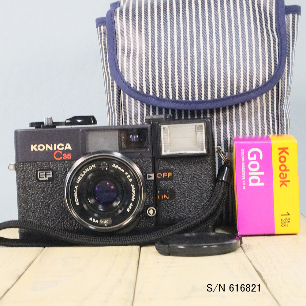 【整備済】【保証付 】 コニカ KONICA C35 EF S/N 616821 ケース・フイルム付セット フィルムカメラ フイルムカメラ 【中古】