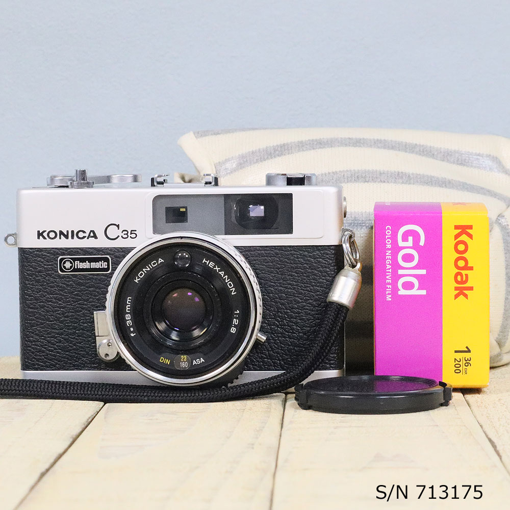 【整備済】【保証付 】 コニカ KONICA C35 Flashmatic S/N 713175 ケース・フイルム付セット フィルムカメラ フイルムカメラ 【中古】