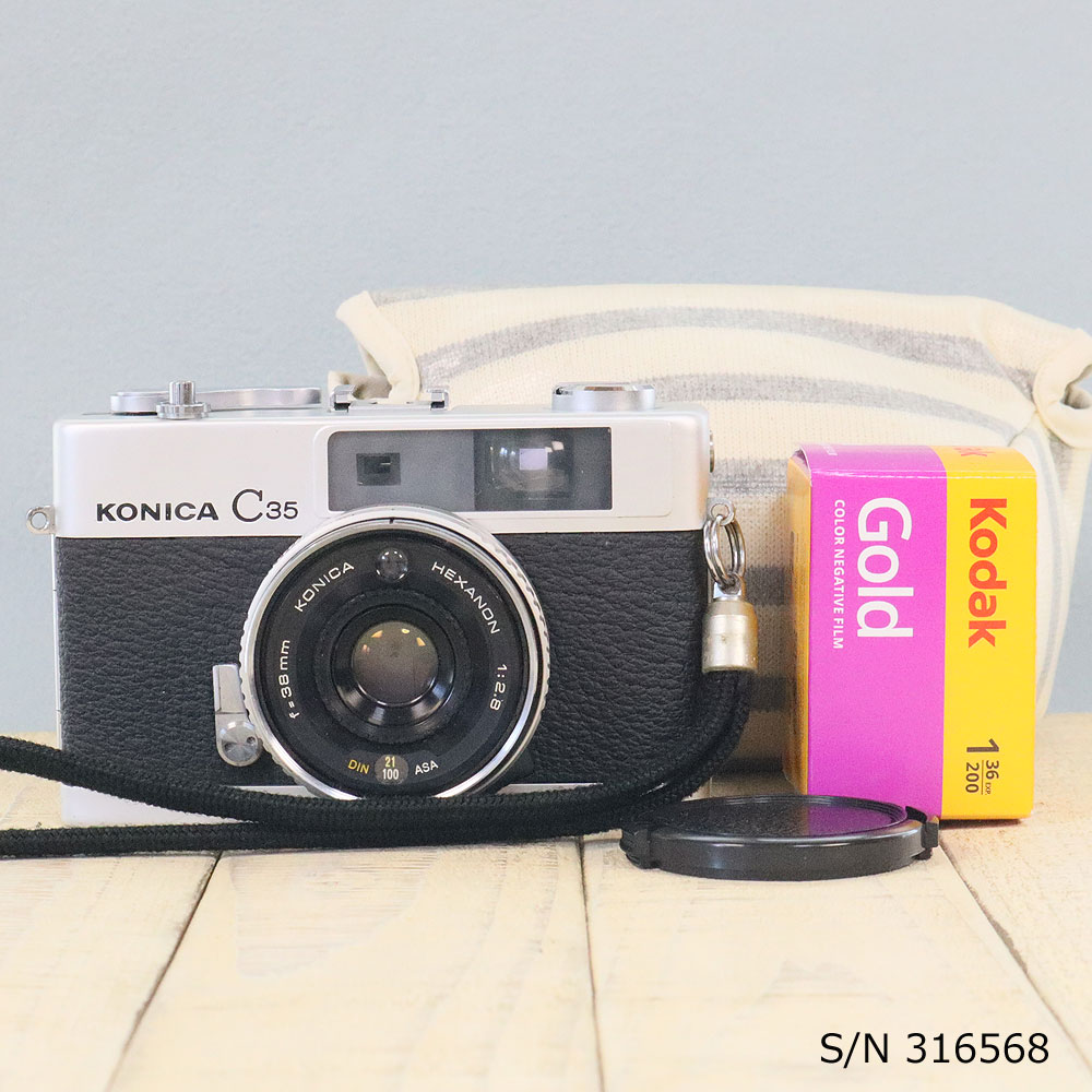 【整備済】【保証付 】 コニカ KONICA C35 初期型 S/N 316568 ケース・フイルム付セット フィルムカメラ フイルムカメラ 【中古】