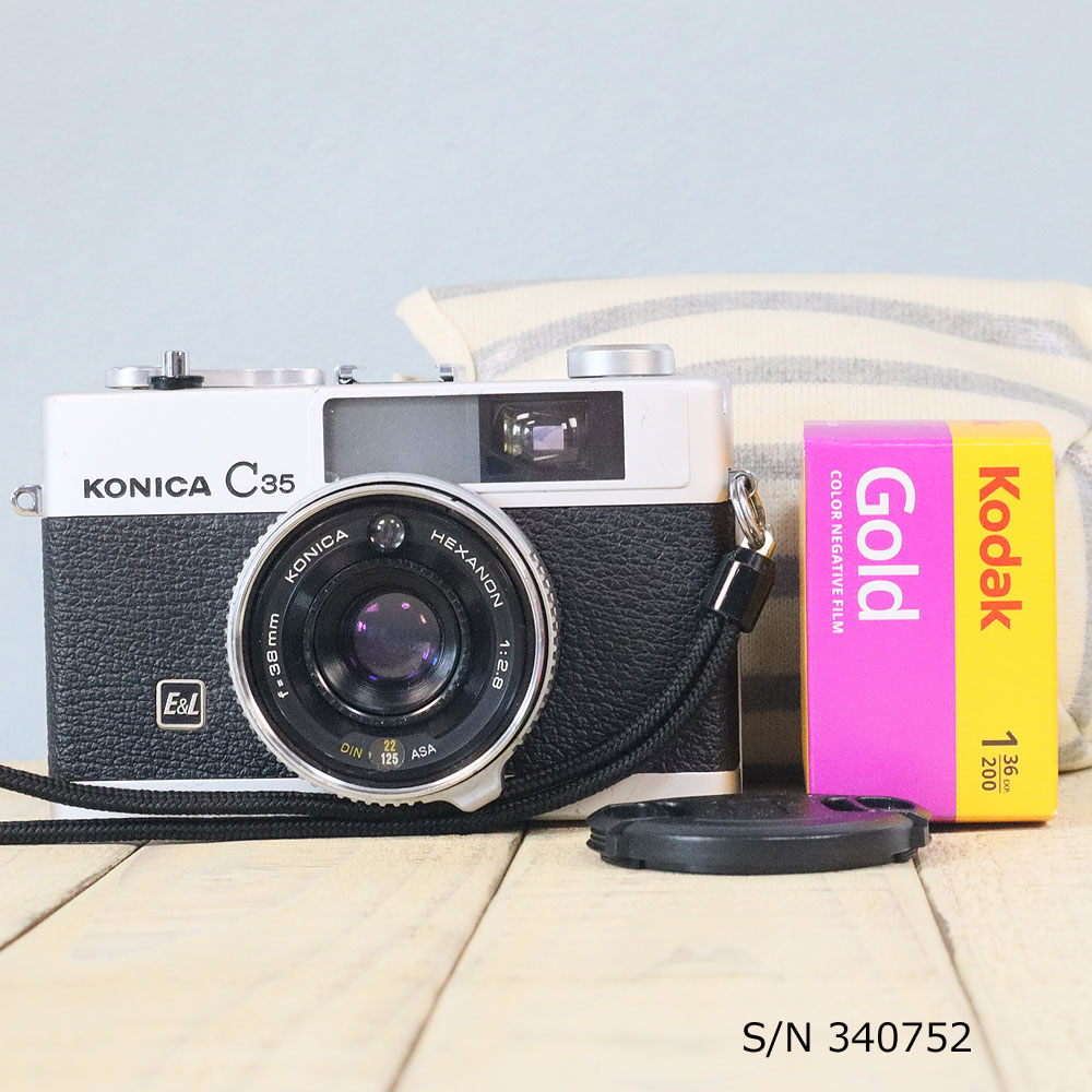 【整備済】【保証付 】 コニカ KONICA C35 E&L S/N 340752 ケース・フイルム付セット フィルムカメラ フイルムカメラ 【中古】