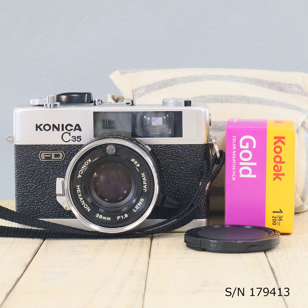 【整備済】【保証付 】　コニカ　KONICA C35 FD　S/N 179413（ケース・フイルム付セット）　フィルムカメラ　フイルムカメラ　【中古】