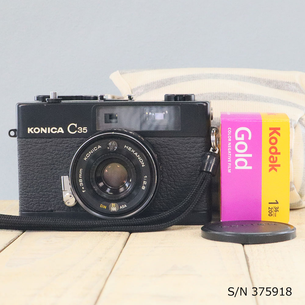 【整備済】【保証付 】 コニカ KONICA C35 ブラック S/N 375918（ケース フイルム付セット） フィルムカメラ フイルムカメラ 【中古】