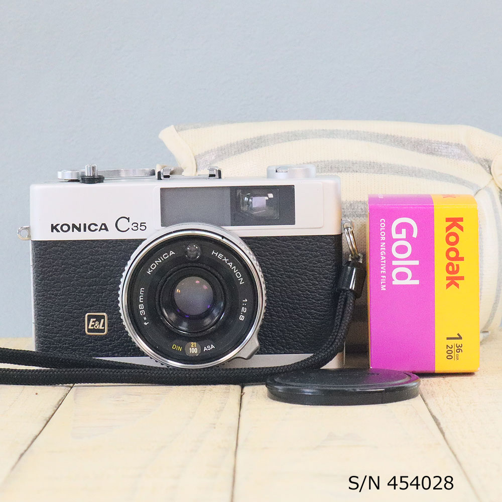 【整備済】【保証付 】 コニカ KONICA C35 E&L S/N 454028 ケース・フイルム付セット フィルムカメラ フイルムカメラ 【中古】