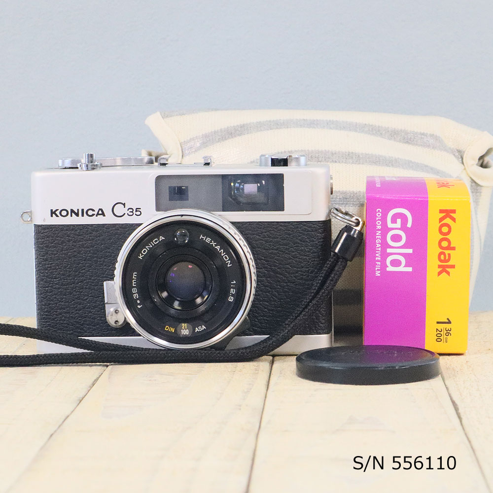 【整備済】【保証付 】 コニカ KONICA C35 初期型 S/N 556110 ケース・フイルム付セット フィルムカメラ フイルムカメラ 【中古】