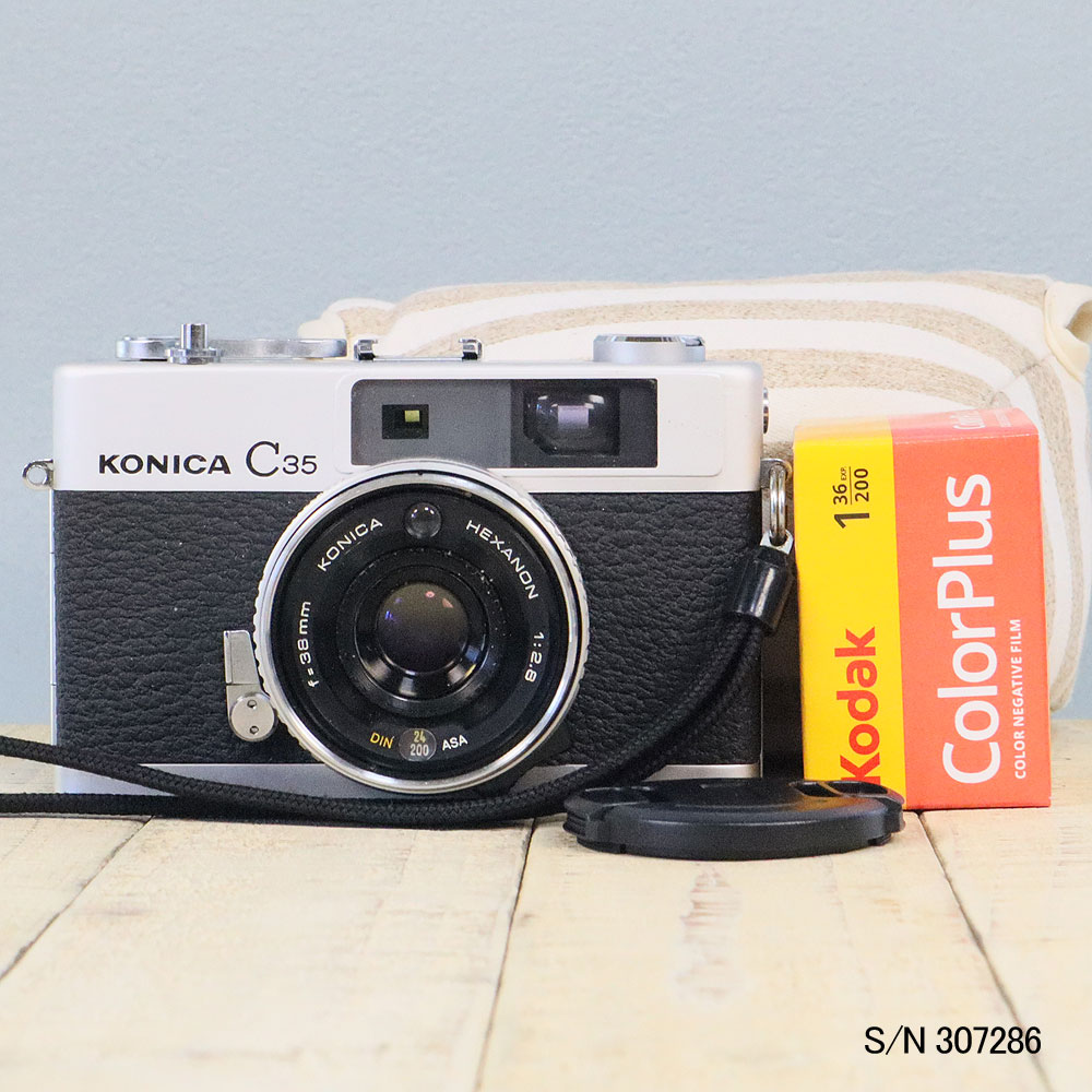 【整備済】【保証付 】 コニカ KONICA C35 初期型 S/N 307286（ケース・フイルム付セット） フィルムカメラ フイルムカメラ 【中古】