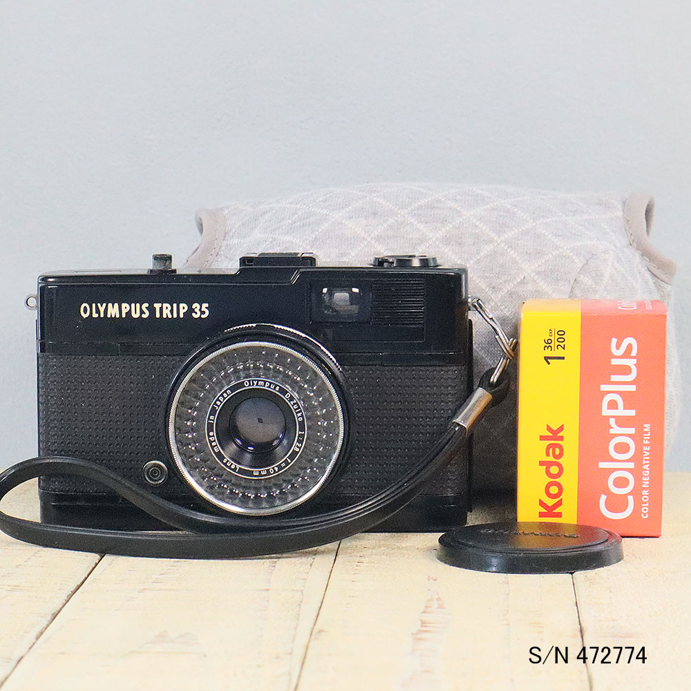 [OLYMPUS TRIP35] 昭和レトロなフィルムカメラです。 ○TRIP35について○ TRIP35は1968年(50年以上前!!)にオリンパスから発売されたフィルムカメラです。 小旅行に気軽に持って行けるカメラとして「トリップ」と名付けられました。 手のひらに載るほど小さく、撮影も簡単なため20年以上生産され続けた大人気カメラでした。 レンズは40mm　F2.8の単焦点レンズが付いていて、撮れる写真はたいへんきれいです。 オリンパスの伝統的なレンズブランドであるD.Zuikoレンズを搭載したこのカメラは、同世代のコンパクトカメラの中で、写りは一番と言われています。 露出測光はセレン式の自動露出制御ですので、電池不要でフィルムさえ入れれは、簡単に撮影できます。 ○特徴○ ・レトロでかわいい外観！！！ ・セレン式の自動露出制御でカンタン撮影 ・フィルムは普通のフィルム(35mmフィルム)を使用します。 ↓この画像は実際にお送りするカメラの画像です。 [基本情報] 製品名:オリンパス トリップ35 発売年月:1968年5月 レンズ:40mm F2.8 絞り:F2.8～22 シャッタースピード:1/30 1/250秒 露出測光:セレン式の自動露出制御 ピント:目測式 大きさ:116(巾)×70(高)×57(厚)mm 重量:410g このカメラには単焦点レンズD.Zuiko 40mm F2.8が付いています。 このレンズは純日本製のレンズで、とってもクリアーな発色をするレンズです。 透明感のある色の写真が撮れるのが魅力です。 [商品状態] コンディションランク 　A 美品 外観 　小さなキズはありますが、全体的に美品です。画像でご確認ください。 光学系 　ファインダー：カビ、クモリありません。 　レンズ：カビ、クモリありません。 機能 　各部確認の上、修理、調整済みです。 備考 作動保証 3か月間 ご購入後3か月以内に通常使用で壊れた場合は、 無償で修理または同等品と交換させていただきます。 ↓この画像は実際にお送りするカメラの画像です。 [セット内容] ・カメラ本体(USED) ・ハンドストラップ ・レンズキャップ ・カラーフィルム1本(種類は画像と違う場合があります) ・各種説明書(3冊) ・カメラケース(お好きな柄のケースをお付けします) [注意]　ご注文前に画像をクリックして在庫の有無をご確認ください。 ※お選びいただいたカメラケースが欠品の場合、ご連絡の上、別の柄にご変更いただく場合がございます。 ※この商品は、ミーナ本店とミーナ楽天店で同時に販売しています。1点物のため販売が重複した場合、 　在庫をご用意できない場合がございますので、あらかじめご了承ください。