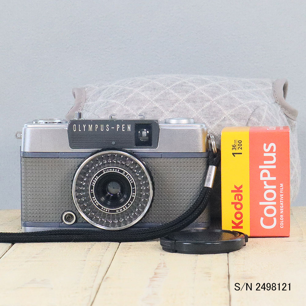 [OLYMPUS PEN EE-2] 50年以上前のハーフサイズのフィルムカメラです。 OLYMPUS PEN（オリンパス ペン）は、ハーフサイズカメラとして1959年に登場しました。 ハーフサイズによる小型軽量化、リヤワインディングによるシンプルな巻き上げ機構、高品質な描写力を持つDズイコーレンズ、美しく使いやすいデザイン。独創的な発想を凝縮したPENは、1960年代から70年代にかけて、ハーフサイズカメラの大ブームを引き起こしました。 PENシリーズの累計販売台数は、800万台を超えています。 オリンパスペンEE-2は、1968年発売のモデルでレンズはDズイコー28mm F3.5、ピントは固定焦点にしたカメラです。露出制御はセレン受光素子による電池不要のプログラム露出ですので、シャッターを押すだけで写真が撮れる、とってもカンタンなカメラです。 ※ハーフサイズカメラとは？ ハーフサイズカメラとは、通常の35mmフィルムカメラの半分の画面サイズで、2倍の枚数撮れるカメラのことです。 ○特徴○<BR> ・とっても小さくレトロでかわいい外観！ ・プログラムAEの自動露出制御と固定焦点で押すだけのカンタン撮影 ・フィルムは普通のフィルム(35mmフィルム)を使用します。 ↓この画像は実際にお送りするカメラの画像です。 [基本情報] 製品名:オリンパス ペンEE-2 形式:ハーフサイズカメラ シャッター:1/30秒、1/250秒 プログラムシャッター レンズ:D.Zuiko 28mm F3.5（3群4枚） ピント合わせ:固定焦点 露出計:外光式 セレン受光素子 露出:プログラム露出のみ 発売年1968年 大きさ:108(巾)×66(高)×42(厚)mm 重量:335g このカメラには単焦点レンズD.Zuiko 28mm F3.5が付いています。 Zuikoはオリンパスのレンズの名称です。 ハーフサイズなので、けっして高画質という訳ではありませんが、 写真の周辺が少し暗く映ったり、白いもやもや(フレアー)、ザラザラした画質など、 いかにもフィルム写真らしい描写がお楽しみいただけるカメラです。 [商品状態] コンディションランク 　A　美品 外観 　小さなキズはありますが、全体的に美品です。画像でご確認ください。 光学系 　ファインダー：カビ、クモリありません。 　レンズ：カビ、クモリありません。 機能 　各部確認の上、修理、調整済みです。 備考 作動保証 3か月間 ご購入後3か月以内に通常使用で壊れた場合は、 無償で修理または同等品と交換させていただきます。 ↓この画像は実際にお送りするカメラの画像です。 [セット内容] ・カメラ本体(USED) ・ハンドストラップ ・レンズキャップ ・カラーフィルム1本(種類は画像と違う場合があります) ・各種説明書(3冊) ・カメラケース(お好きな柄のケースをお付けします) [注意]　ご注文前に画像をクリックして在庫の有無をご確認ください。 ※お選びいただいたカメラケースが欠品の場合、ご連絡の上、別の柄にご変更いただく場合がございます。 ※この商品は、ミーナ本店とミーナ楽天店で同時に販売しています。1点物のため販売が重複した場合、 　在庫をご用意できない場合がございますので、あらかじめご了承ください。